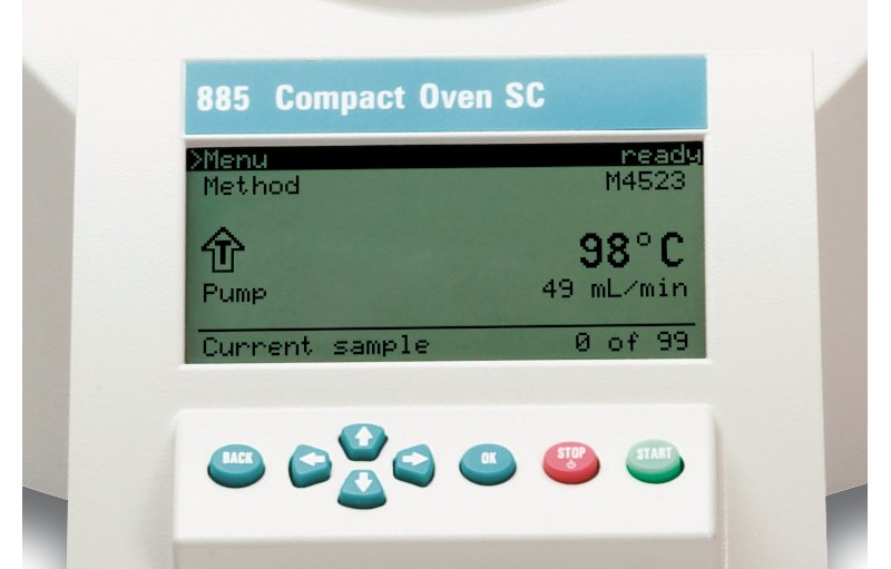 Tela digital do 885 Compact Oven SC ligada com seus botões de funções logo abaixo.